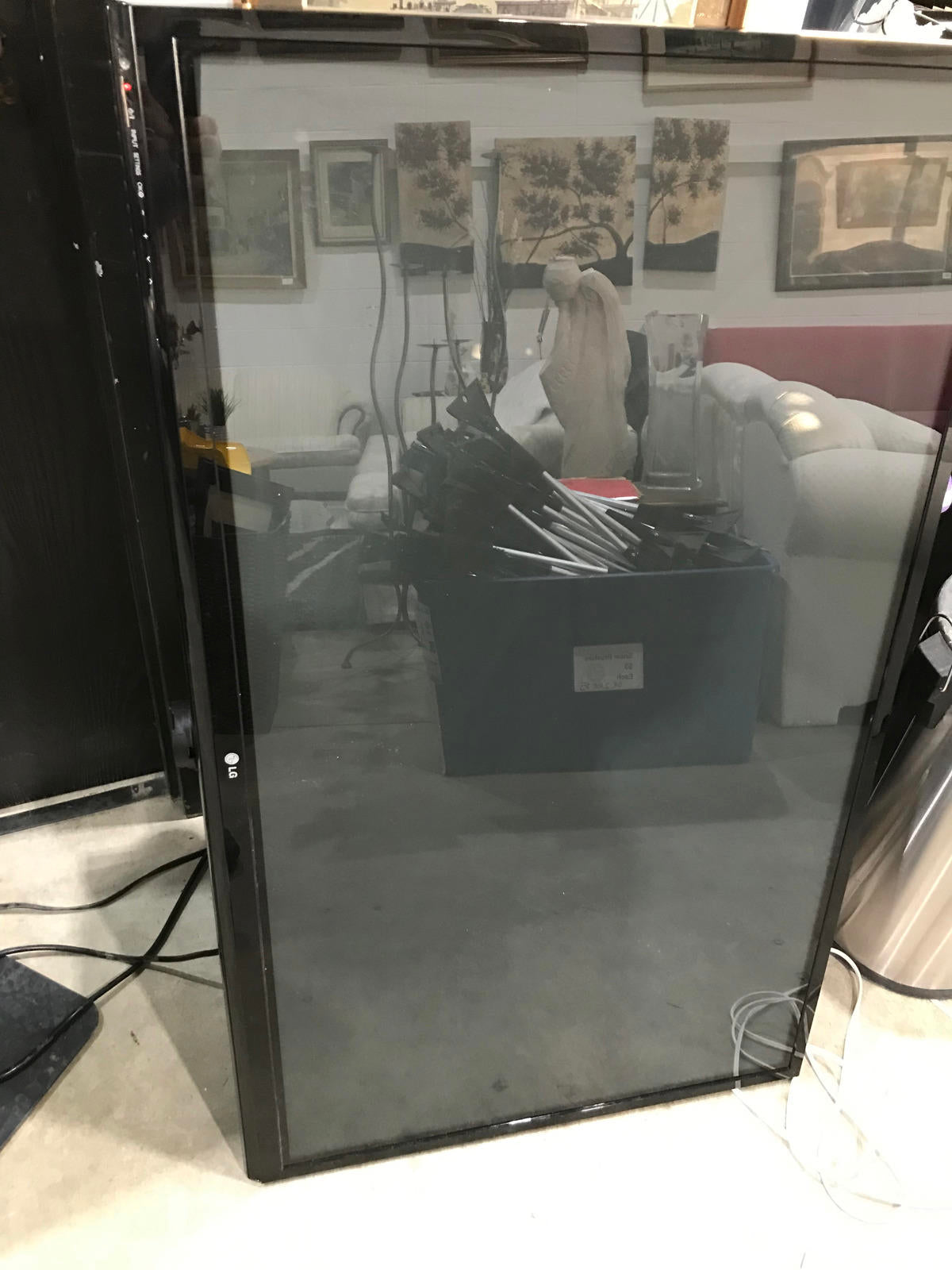 LG 50 inch TV with Extendable Wall Mount