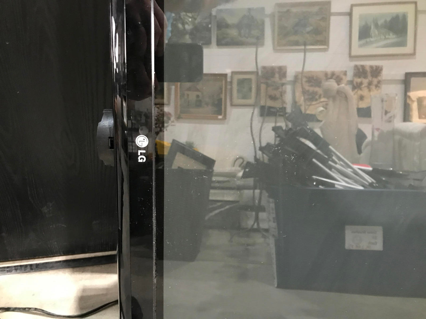 LG 50 inch TV with Extendable Wall Mount