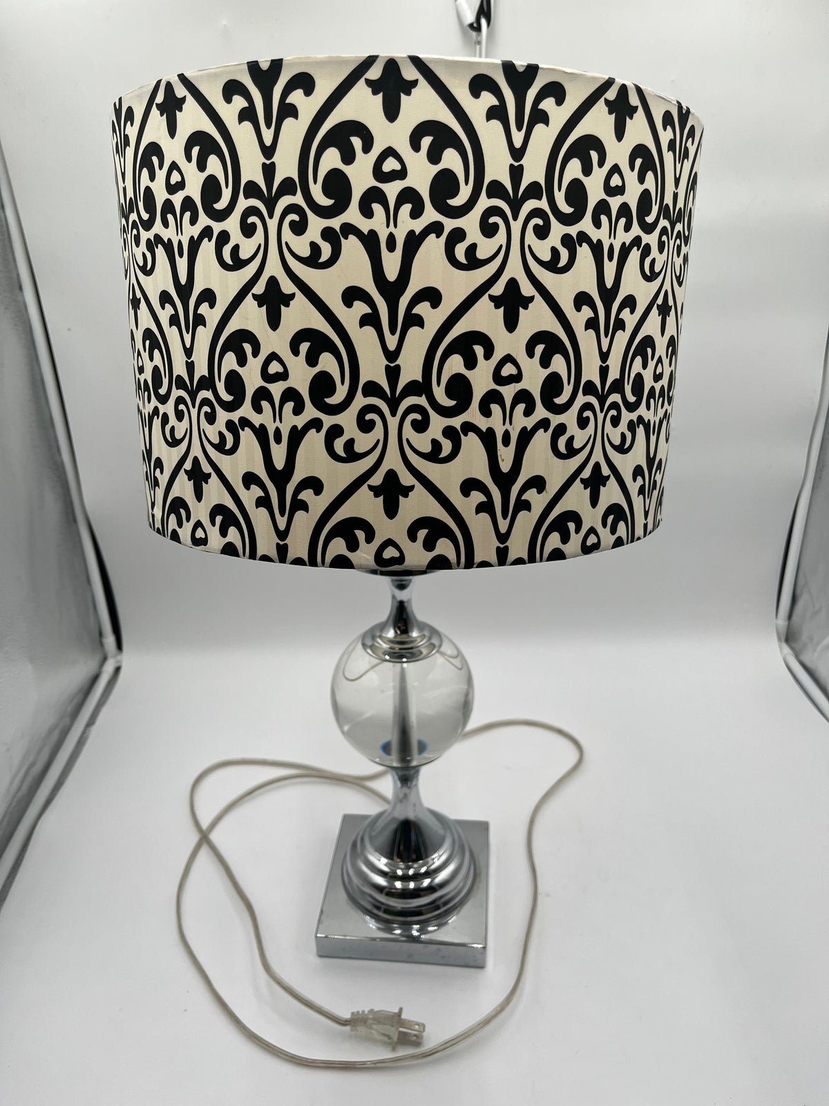 Lampe de table moderne avec sphère en verre transparent

