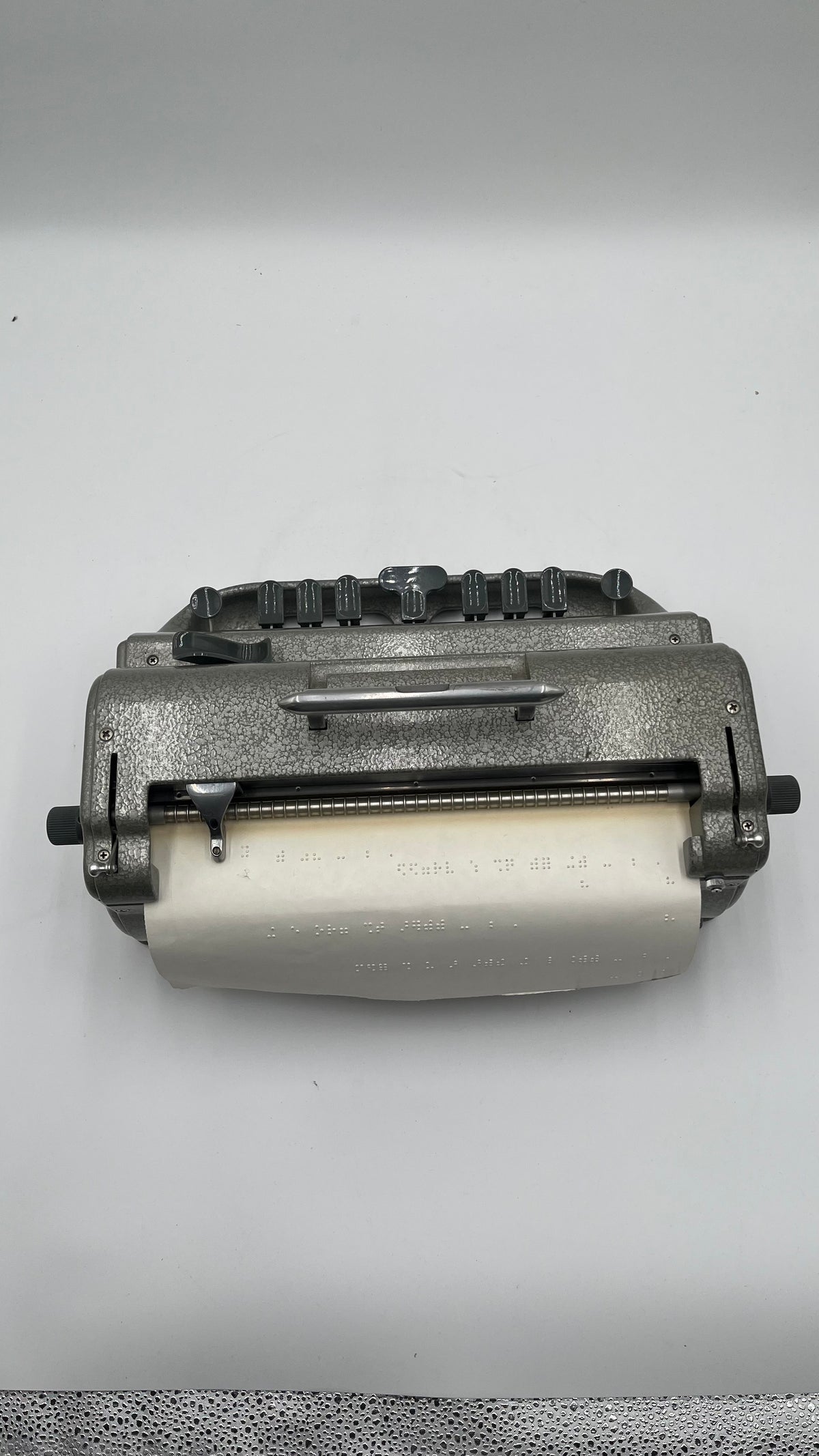 Machine à écrire en braille mécanique vintage Perkins Brailler grise avec housse en vinyle