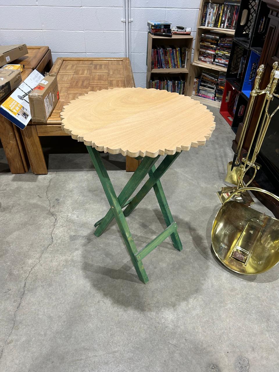 Outdoor foldable woodish table