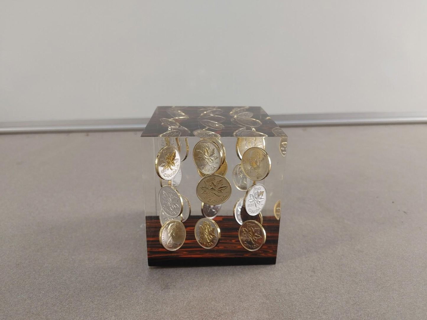 VINTAGE COLLECTIBLE Acrylic Cube With 27 1978 Canadian Pennies - Fair