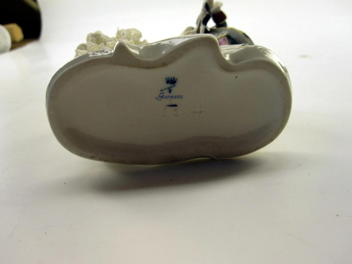 Figurine ancienne en porcelaine d’Allemagne représentant une femme jouant du piano avec un homme
