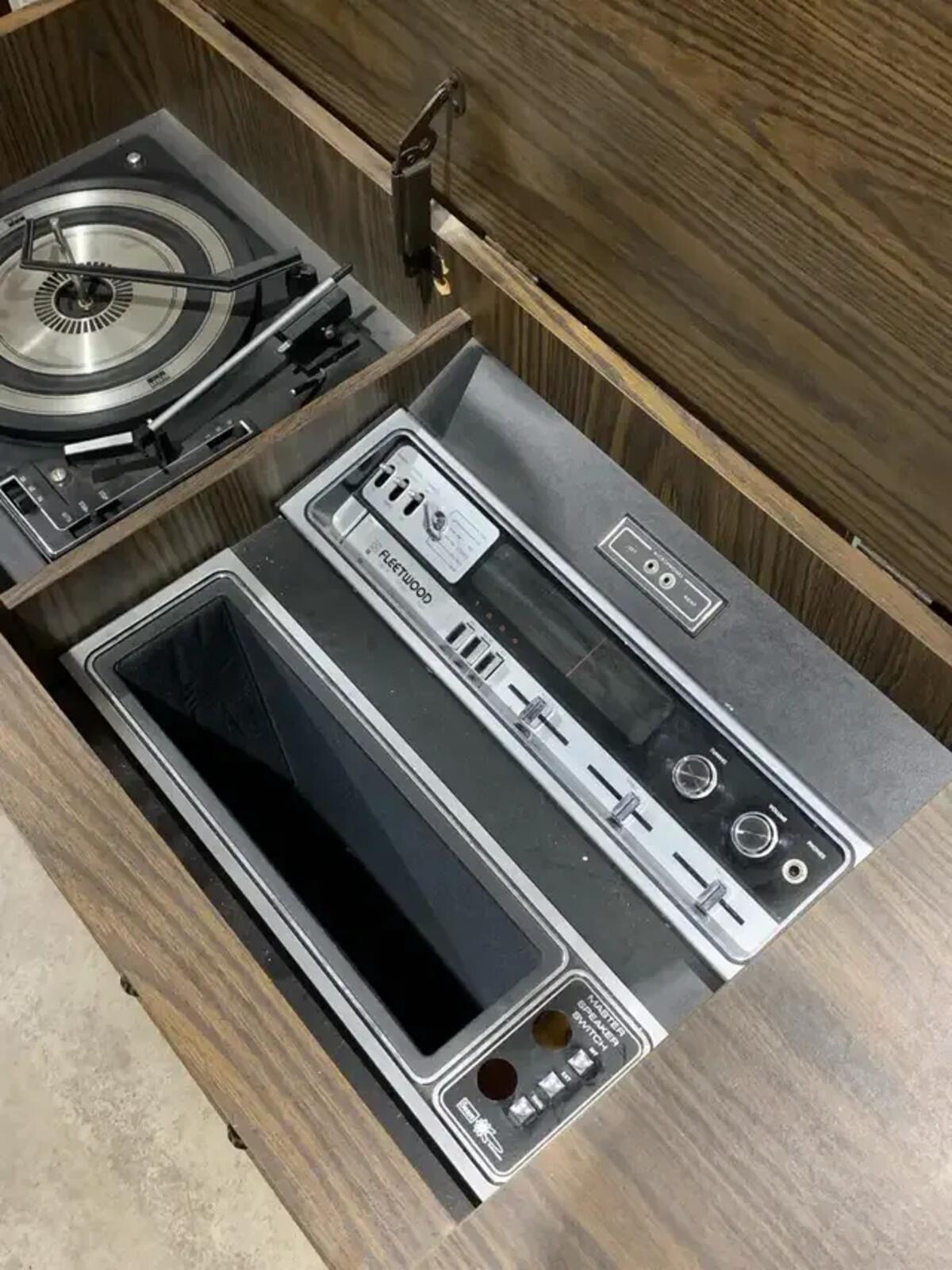 Fleetwood Stereo Console - For Parts