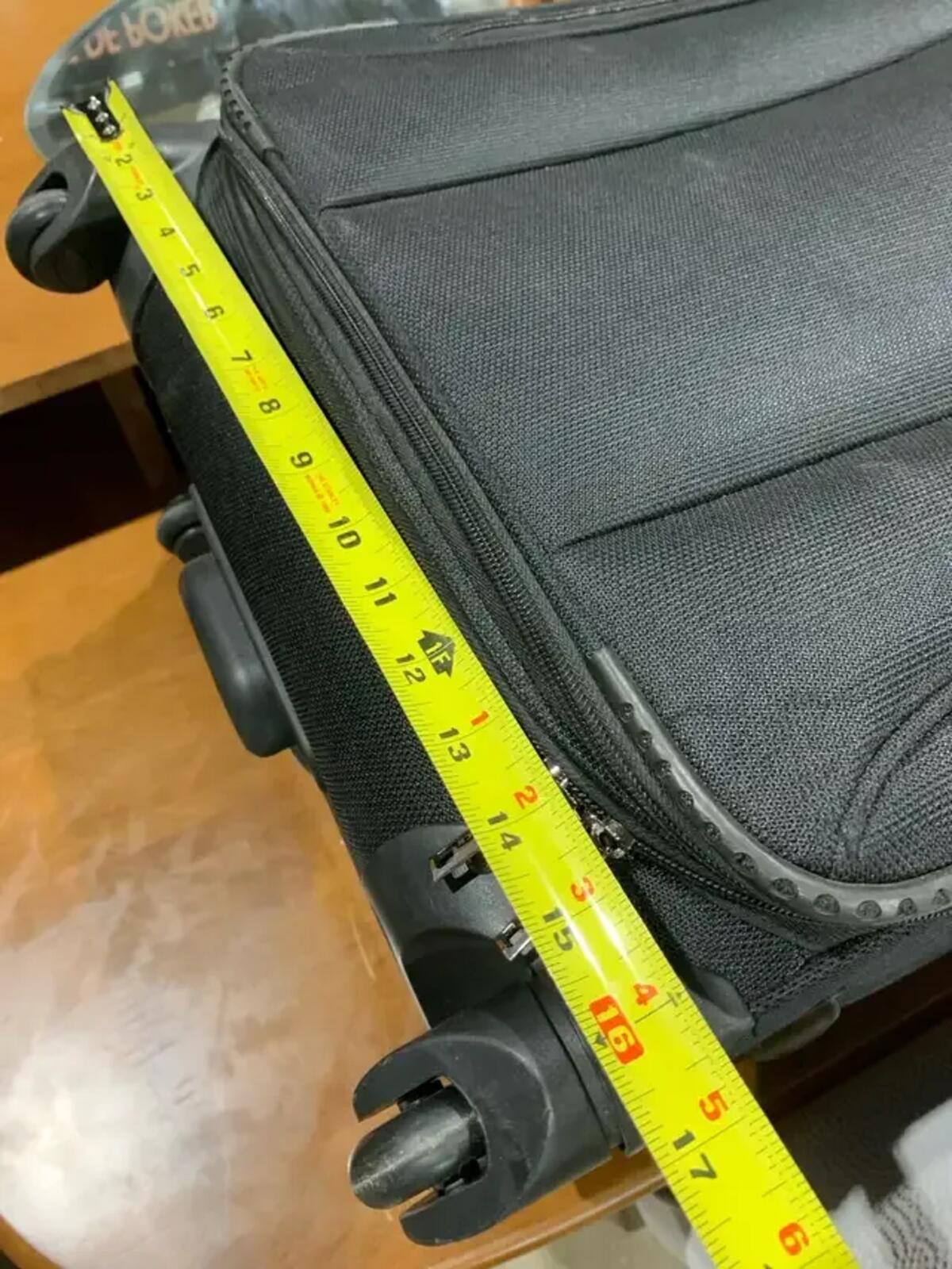 Medium Renwick Spinner Suitcase