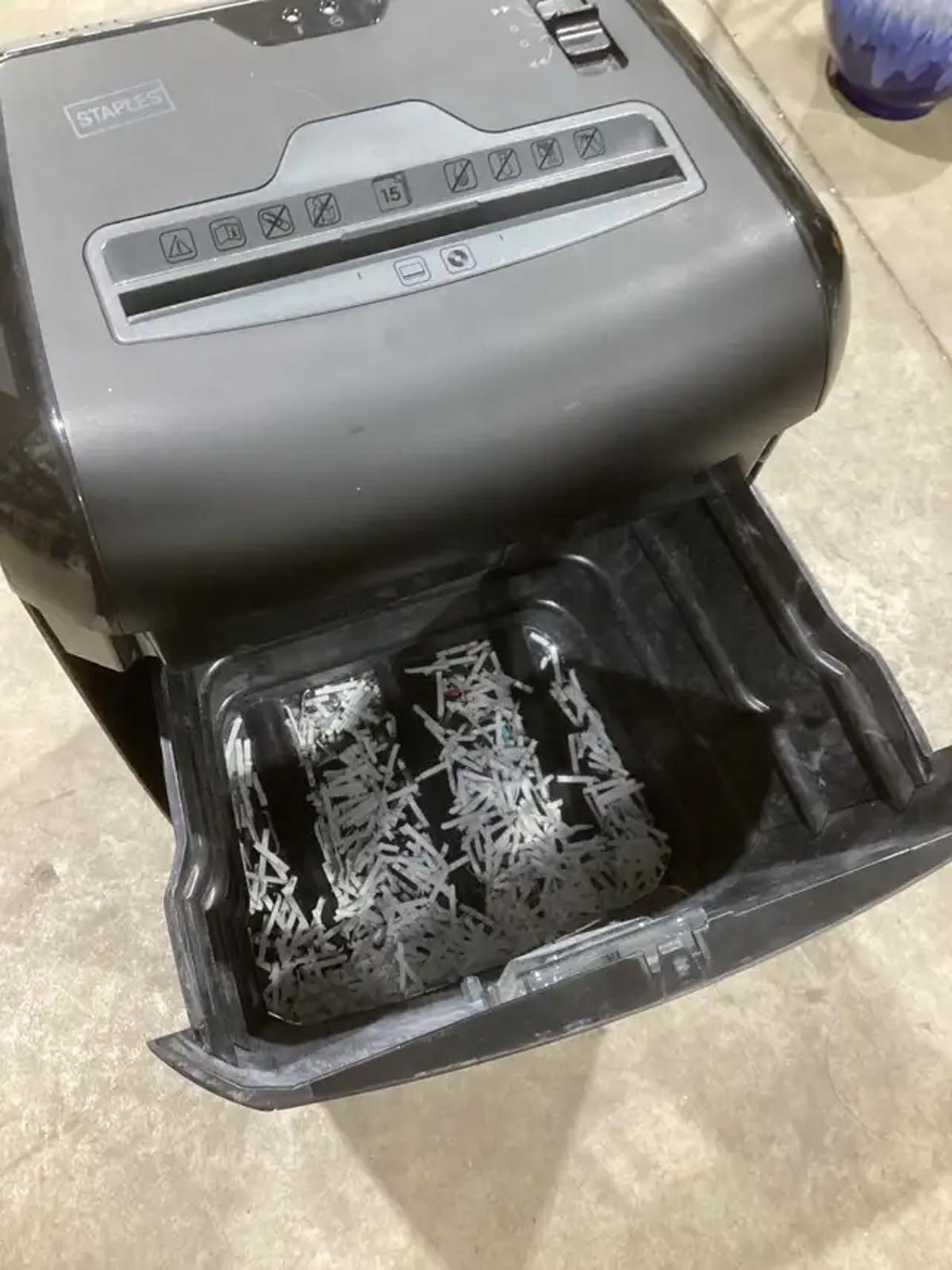 Staples 15 sheet Shredder
