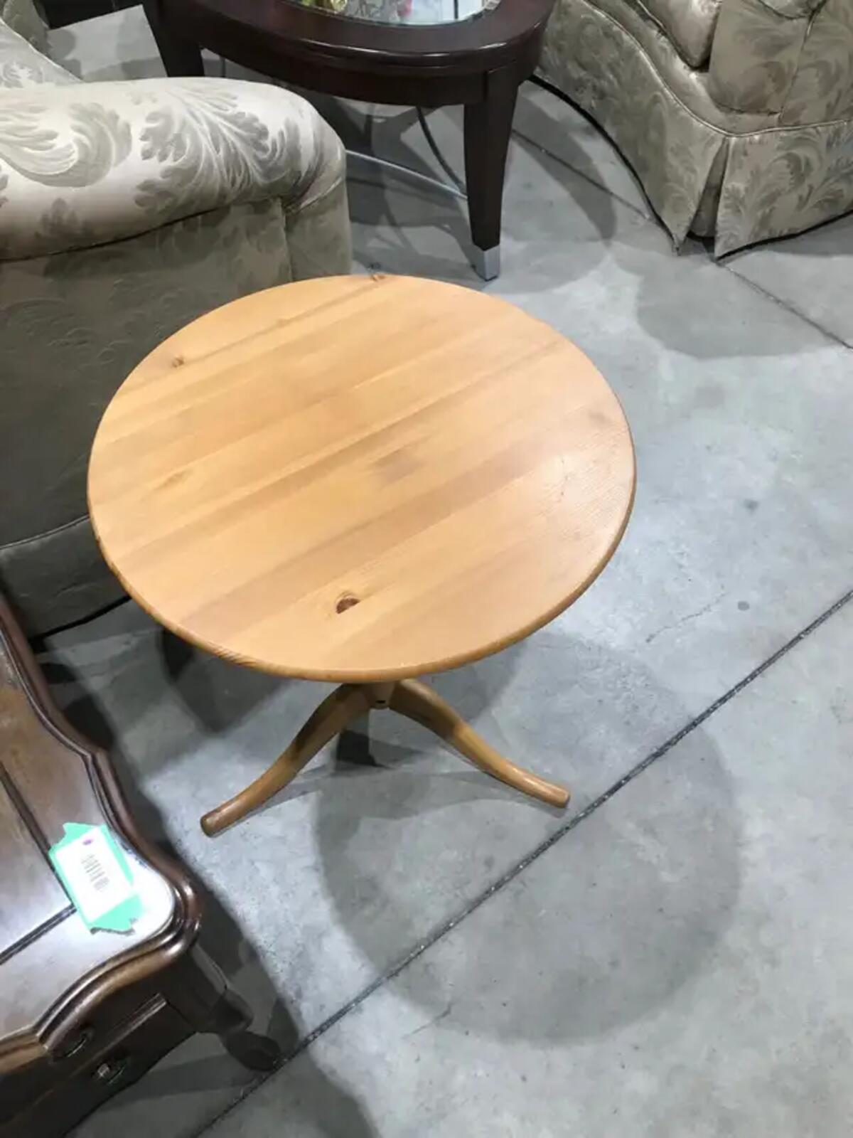 Rustic Round Pine Side Table - 22.5’ x 19.5’