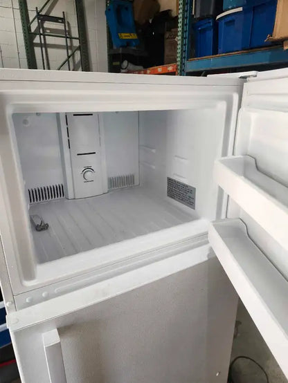 Insignia 18 Cu.Ft Top Freezer Refrigerator