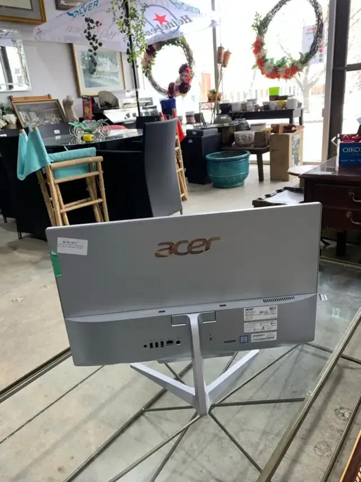 Acer Aspire 24” windows 10 Home intel Monitor