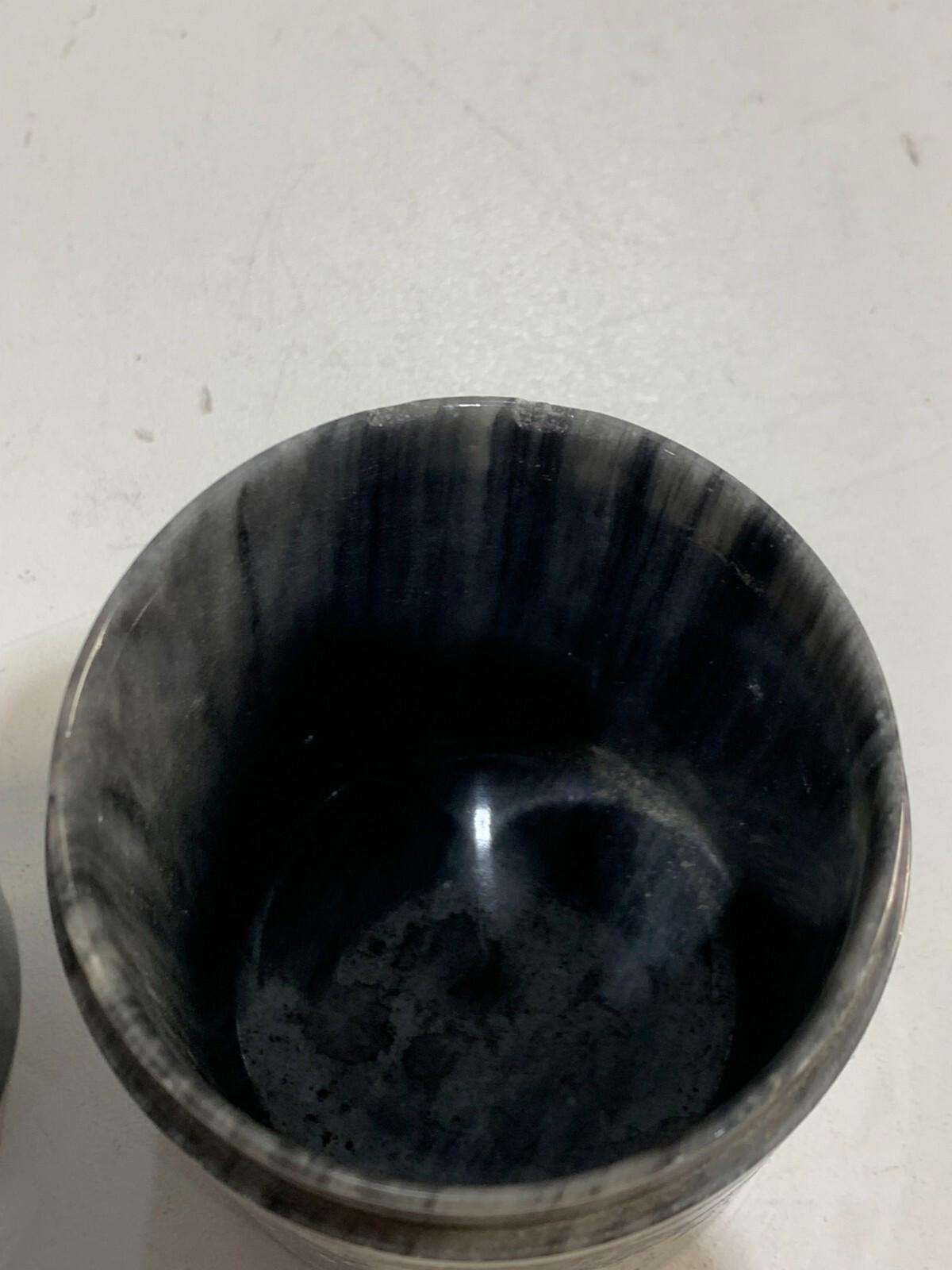 Pot vintage de collection en marbre sculpté noir et blanc
