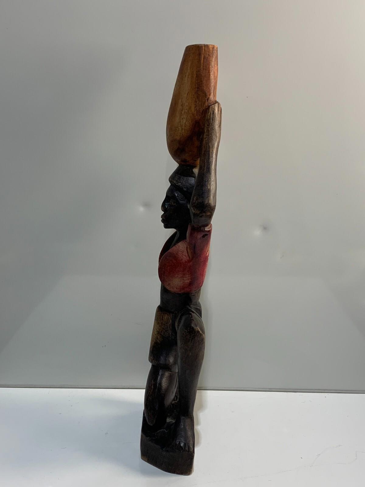Figurine ancienne en bois sculpté à la main d’une femme africaine agenouillée tenant un panier