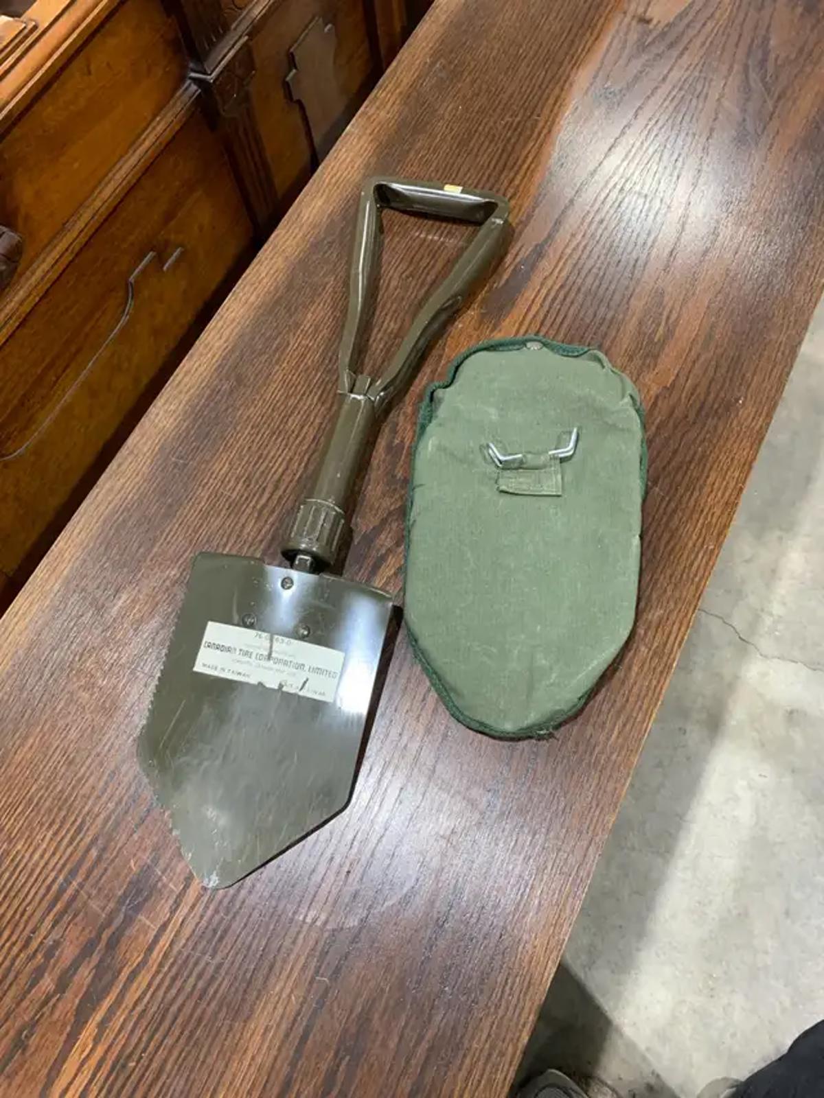 Folding Shovel with pouch