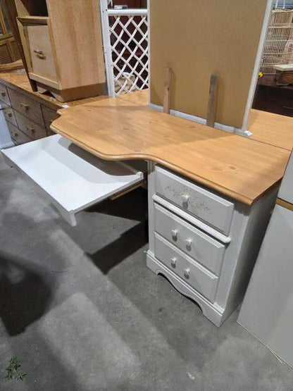 Charming Oak 3-Piece Bedroom Set
