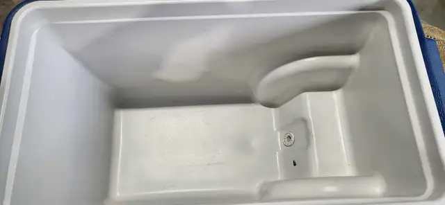 Coleman Cooler 47L - Blue - stains on lid
