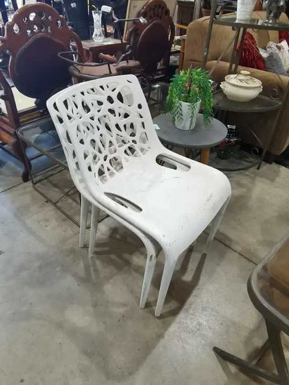 2 white Patio chairs with 2 glass tables (set)
