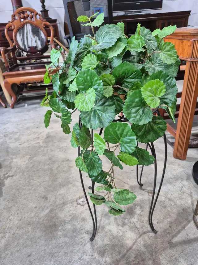 Metal Heart Plant Stand