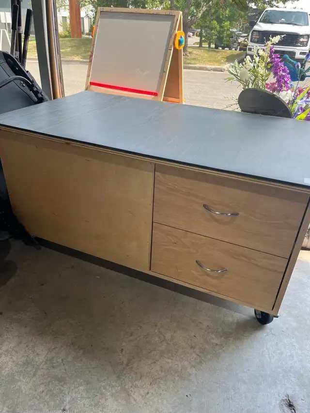 Mobile Workbench with Drawers