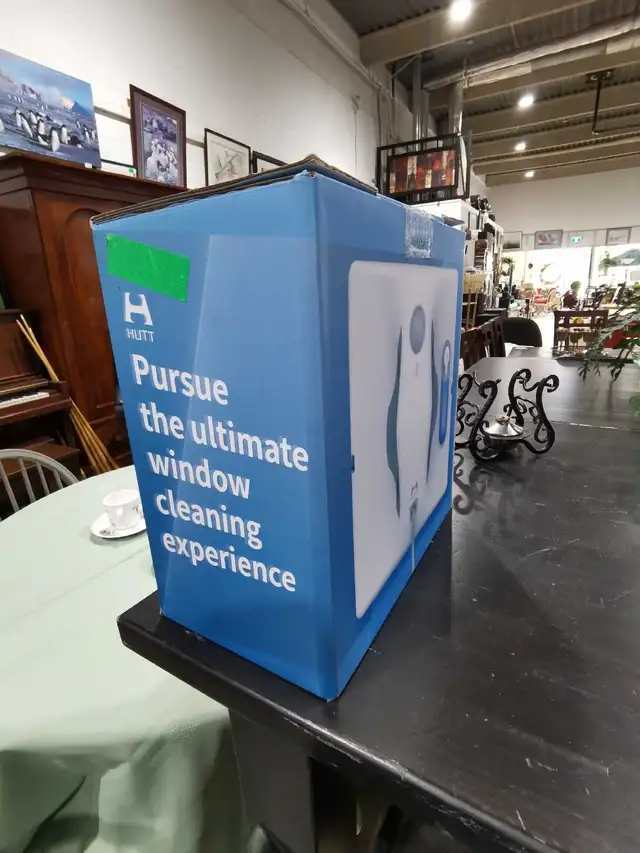 HUTT W8 Window Cleaning Robot - NEW