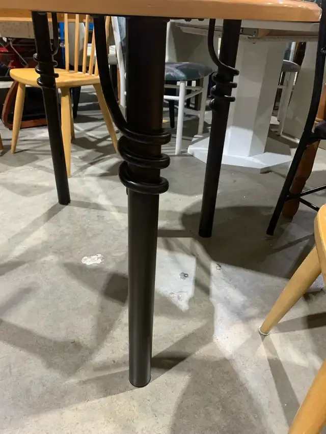 Medium Sized Round Kitchen Table With Metal Legs