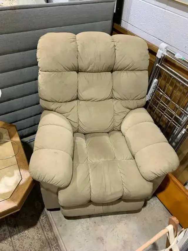 La-Z-Boy Recliner - Tan/beige
