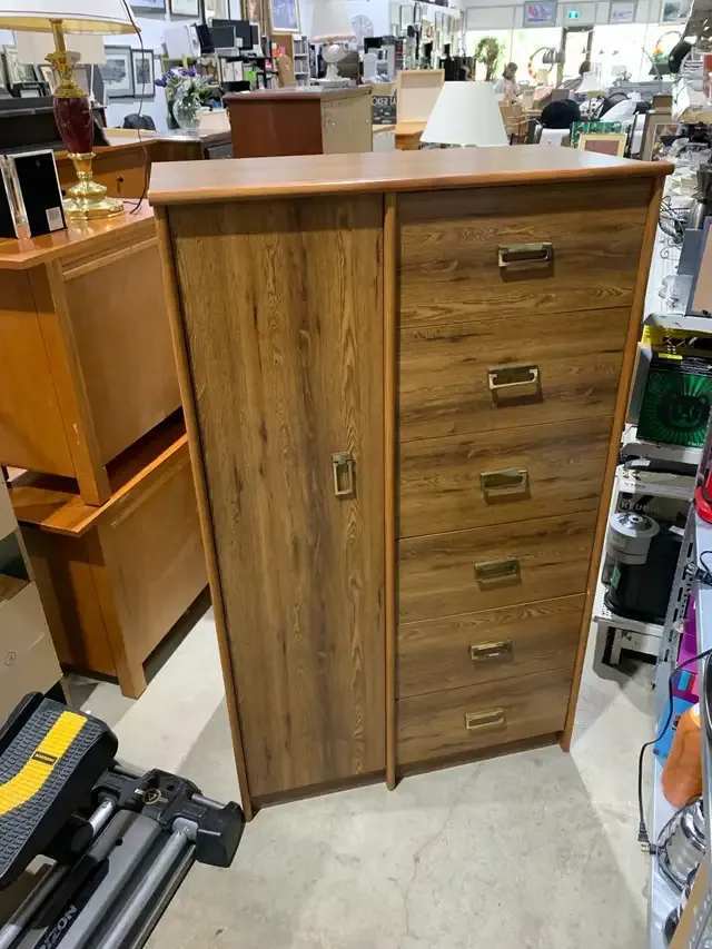 Tall Oak Dresser ( 6 drawers) with Cabinet (4 shelves)