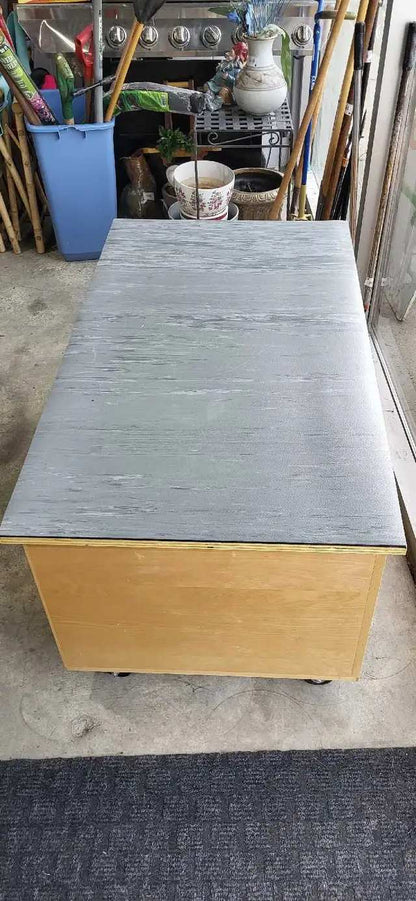 Dog grooming table