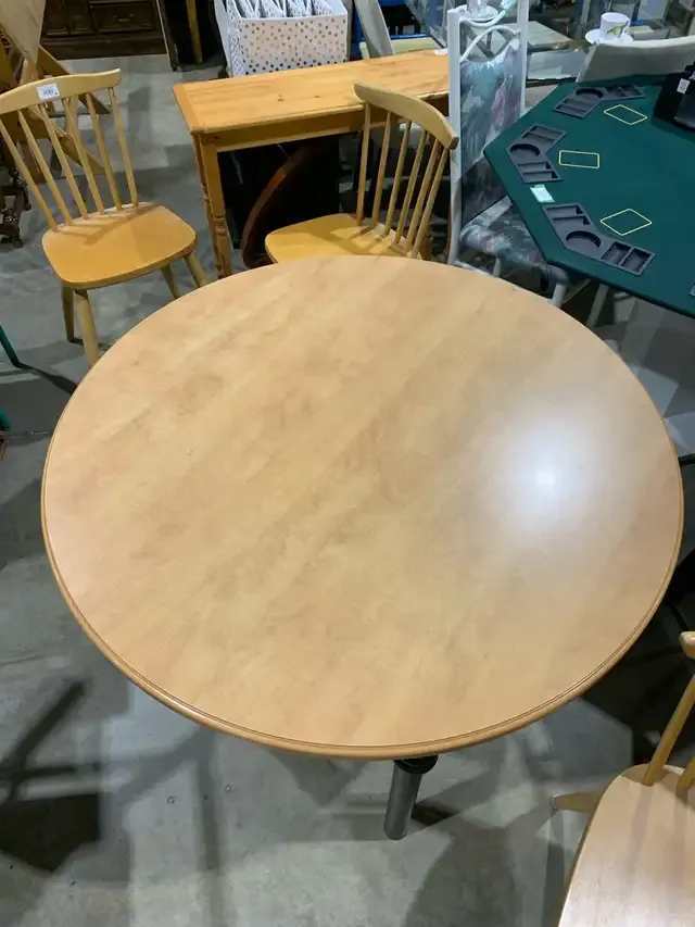 Medium Sized Round Kitchen Table With Metal Legs