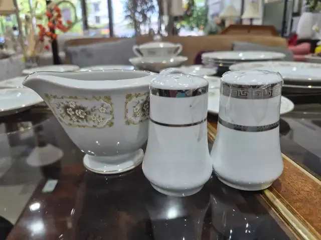 Happy Home Elegance Fine China Dinnerware Set of 22