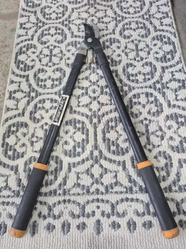 Loppers 28" Fiskars - 2 Available