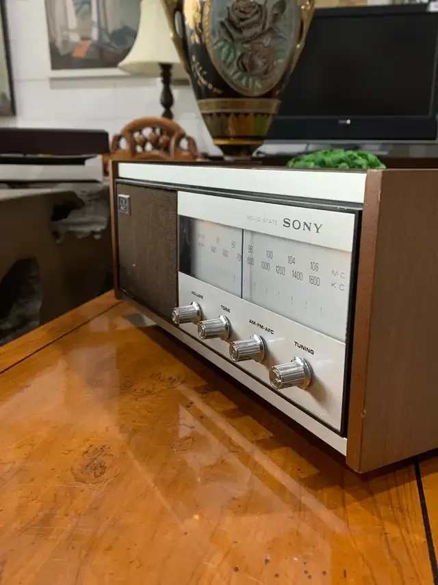 Sony 8F-56W Solid State 2 Band Radio