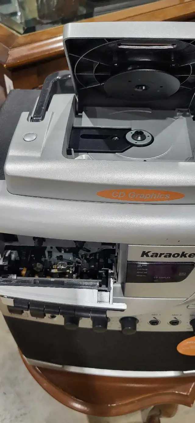 Venturer Karaoke Machine with 2 Mics - Power tested