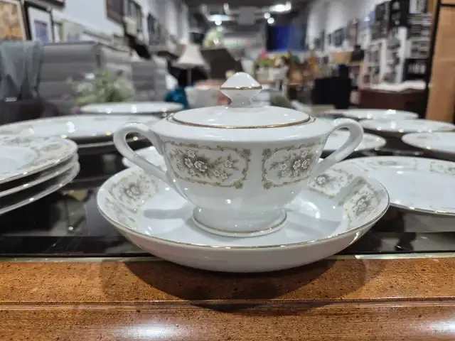 Happy Home Elegance Fine China Dinnerware Set of 22