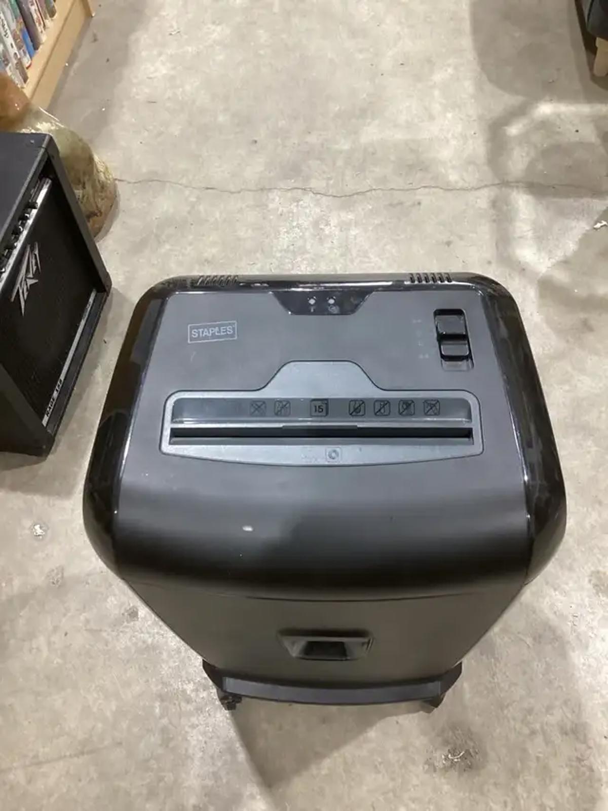 Staples 15 sheet Shredder