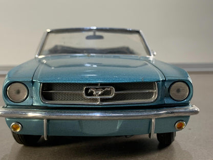 8832-F1 Ford Mustang 1965 Convertible Arcadian Blue Revell 1/18