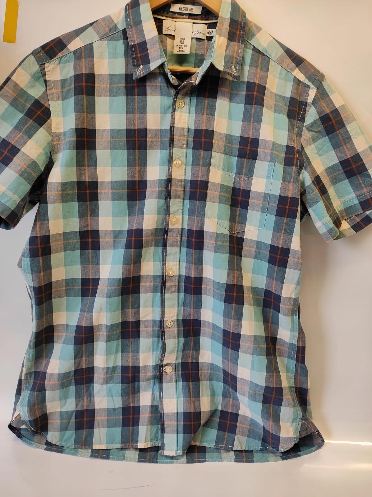 Chemise H&M L.O.G.G. homme, taille M, bleu, à carreaux, manches courtes, coupe droite, boutonnée.