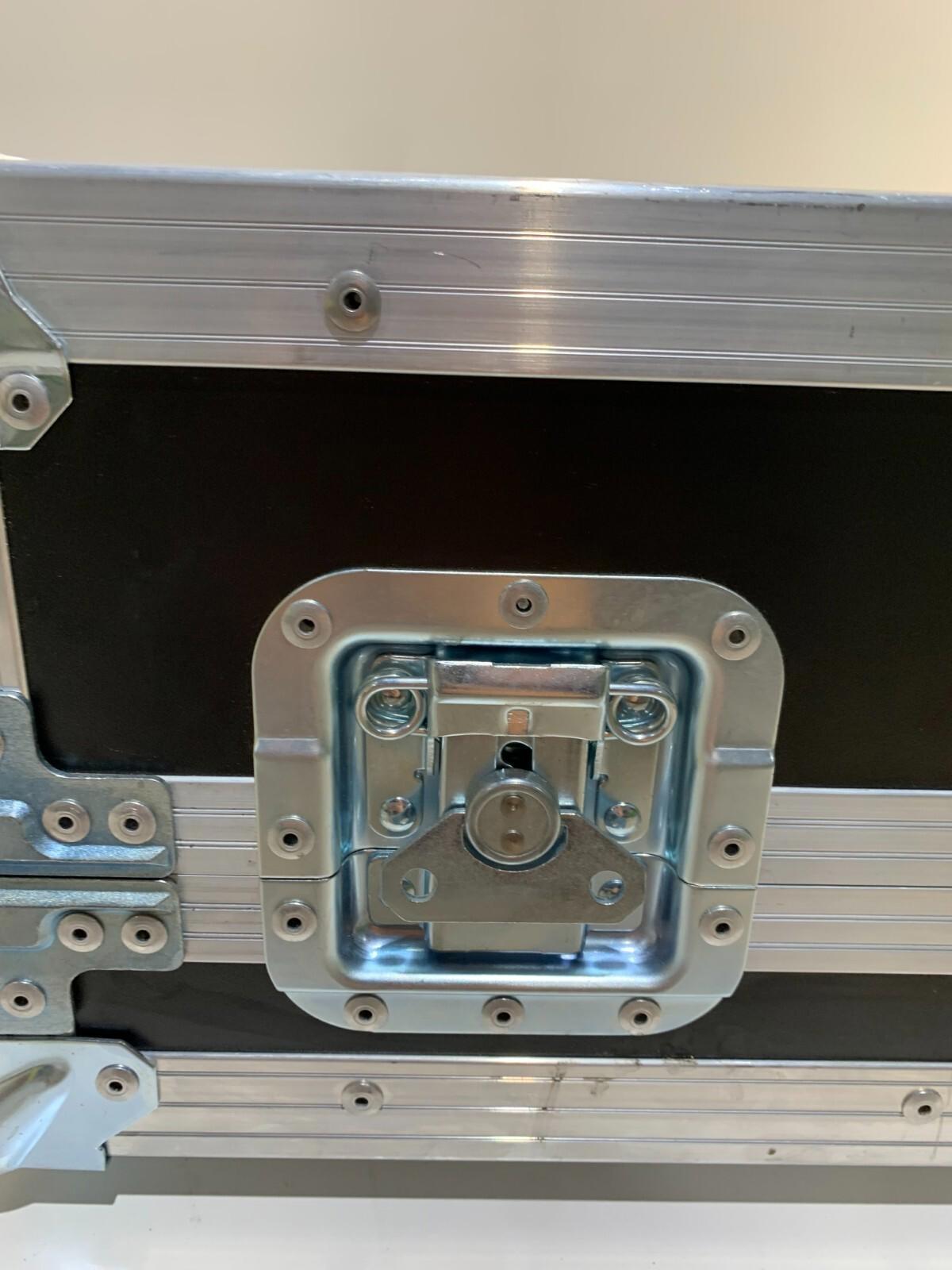 Penn Elcom Drive Case for DJ Mixer or Similarly Sized Equipment.