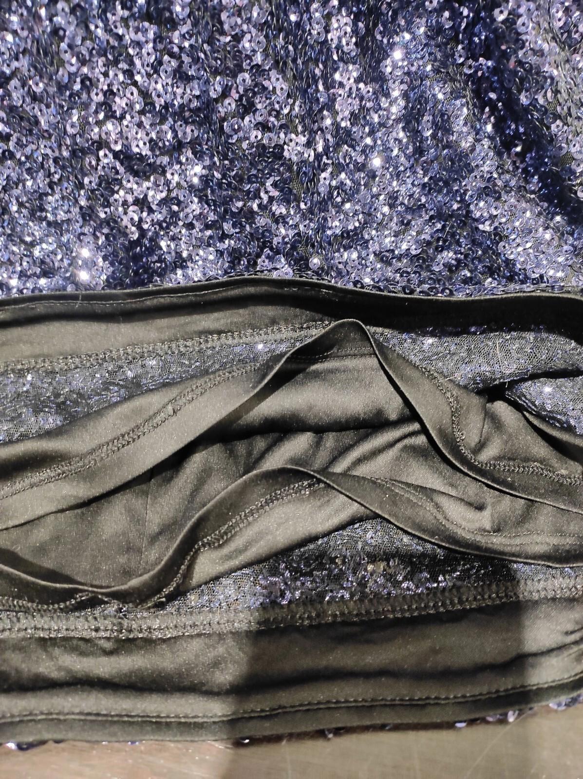 Robe de soirée mini à sequins avec col en V, coupe ajustée