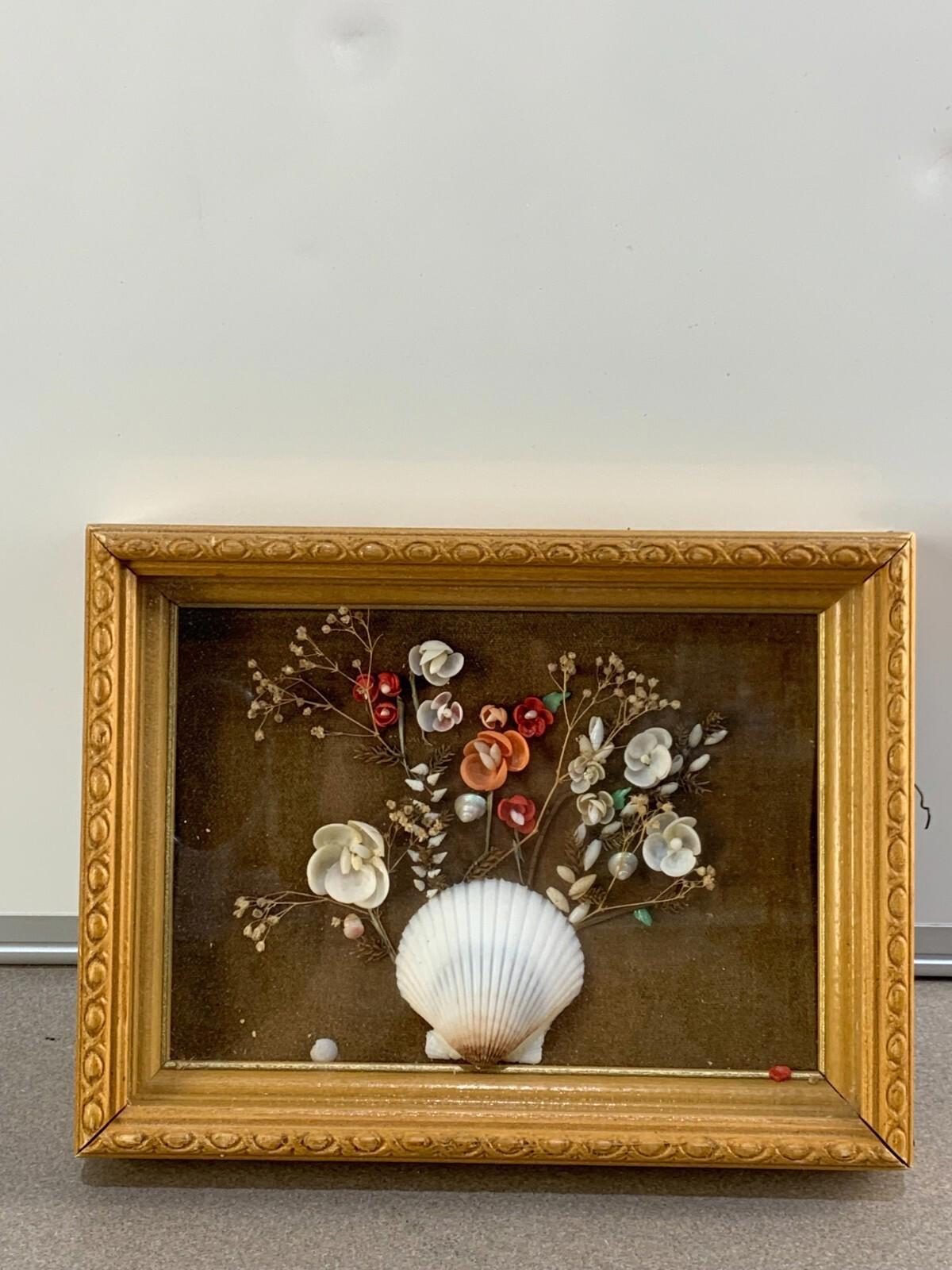 Œuvre florale vintage en coquillages dans un cadre en bois noir