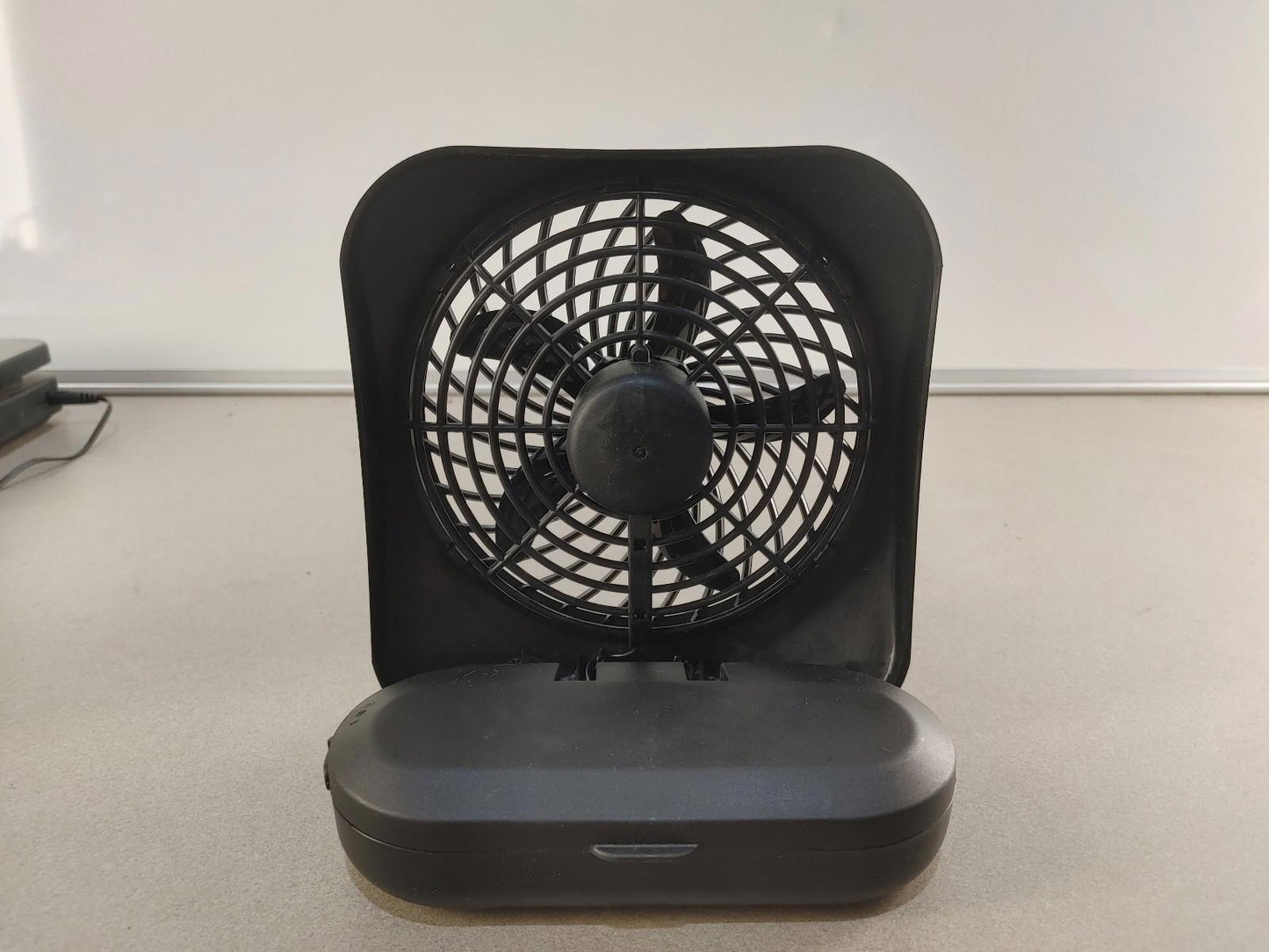 EXCELLENT CONDITION In-Box TREVA 5inch 2 Speed Desk Fan Battery Powered Black
