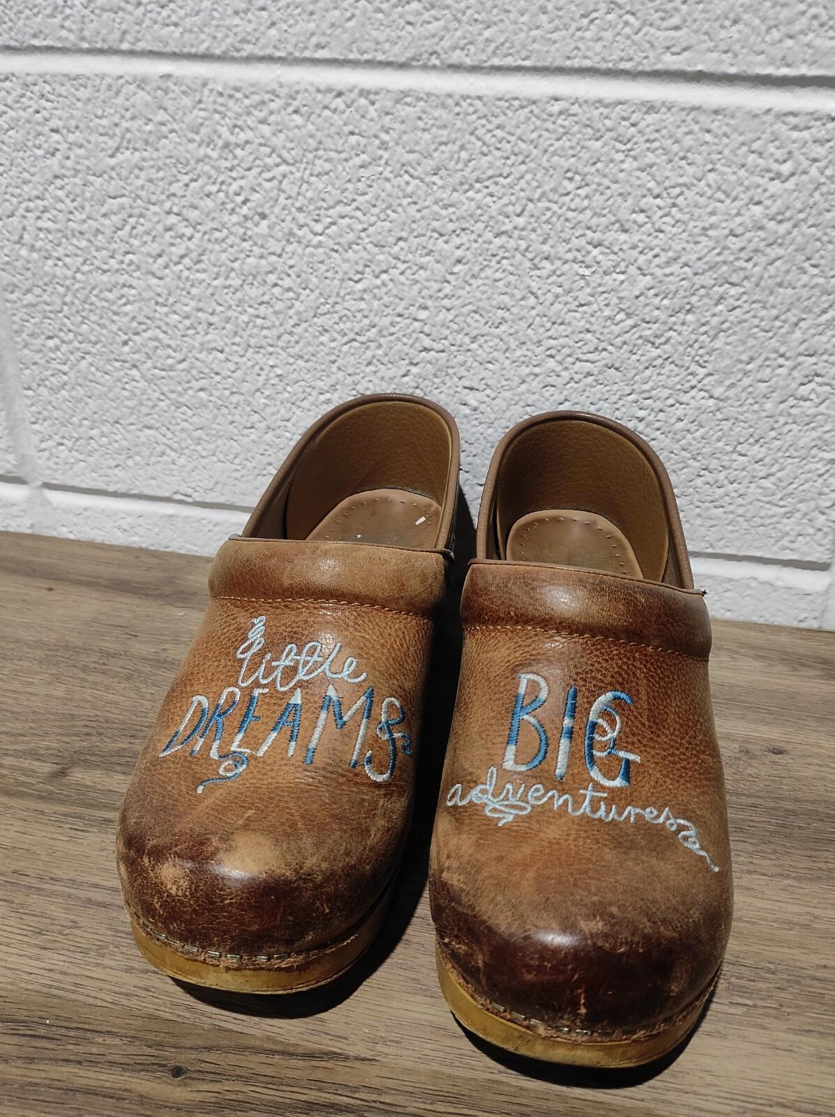Sabots Dansko Little Dreams Big Adventures en cuir marron, pointure 38 (US 7,5-8)