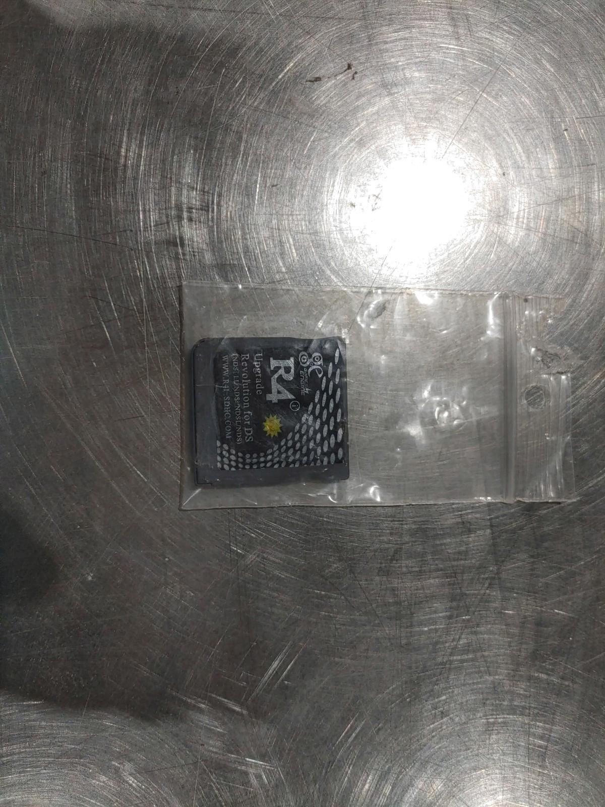 BON ÉTAT Adaptateur de carte SD GamesEngine R4 pour Nintendo DS Homebrew Gris avec carte SD