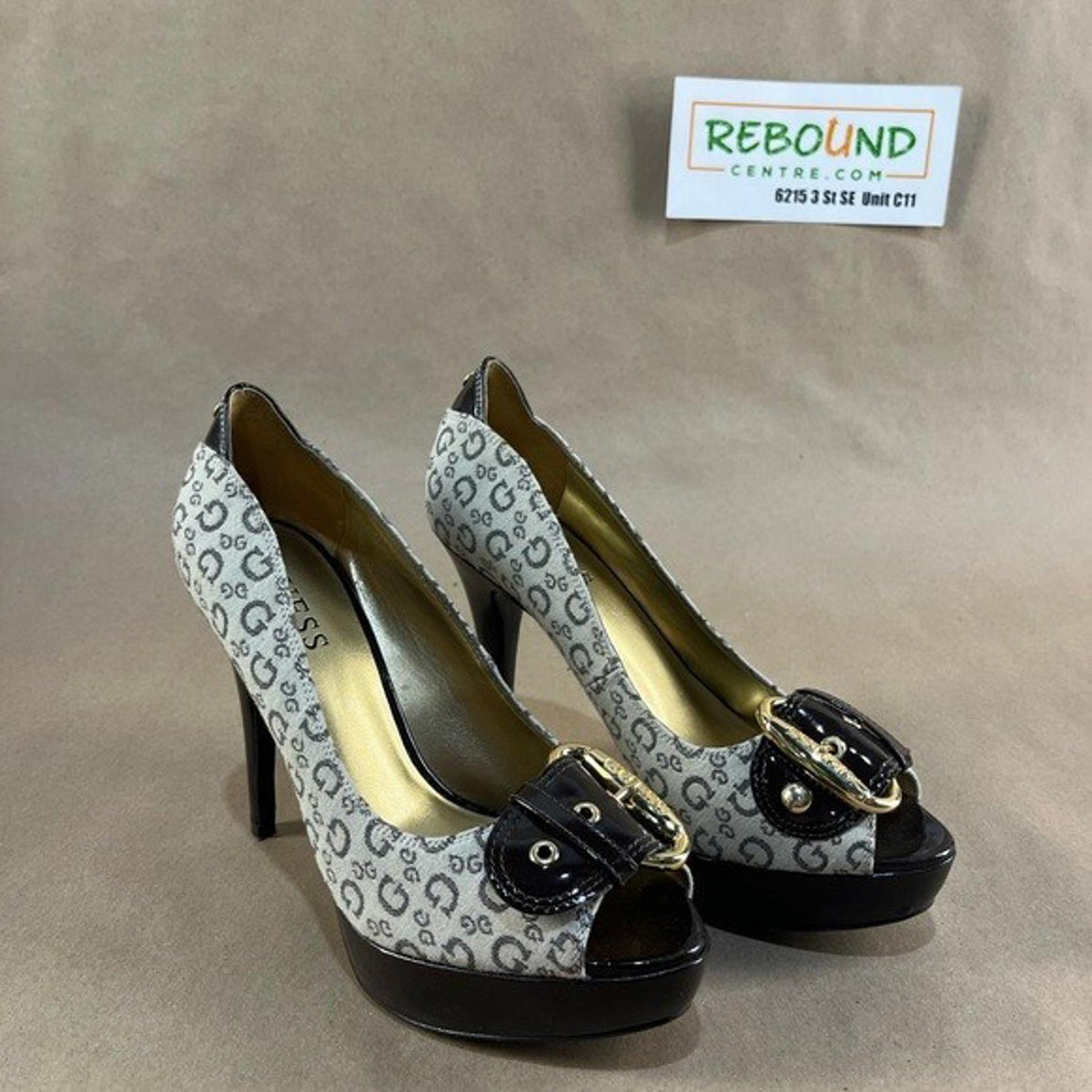 Escarpins vintage Guess à monogramme (Pointure femme US 7)