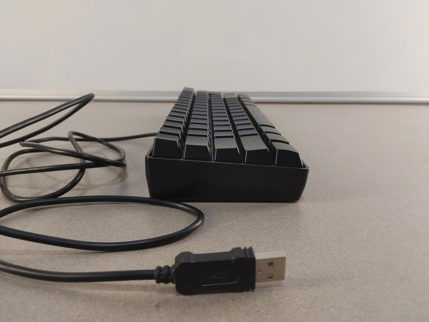 EXCELLENT CONDITION 60% Mechanical-Feel USB RGB Gaming Streaming Keyboard Black