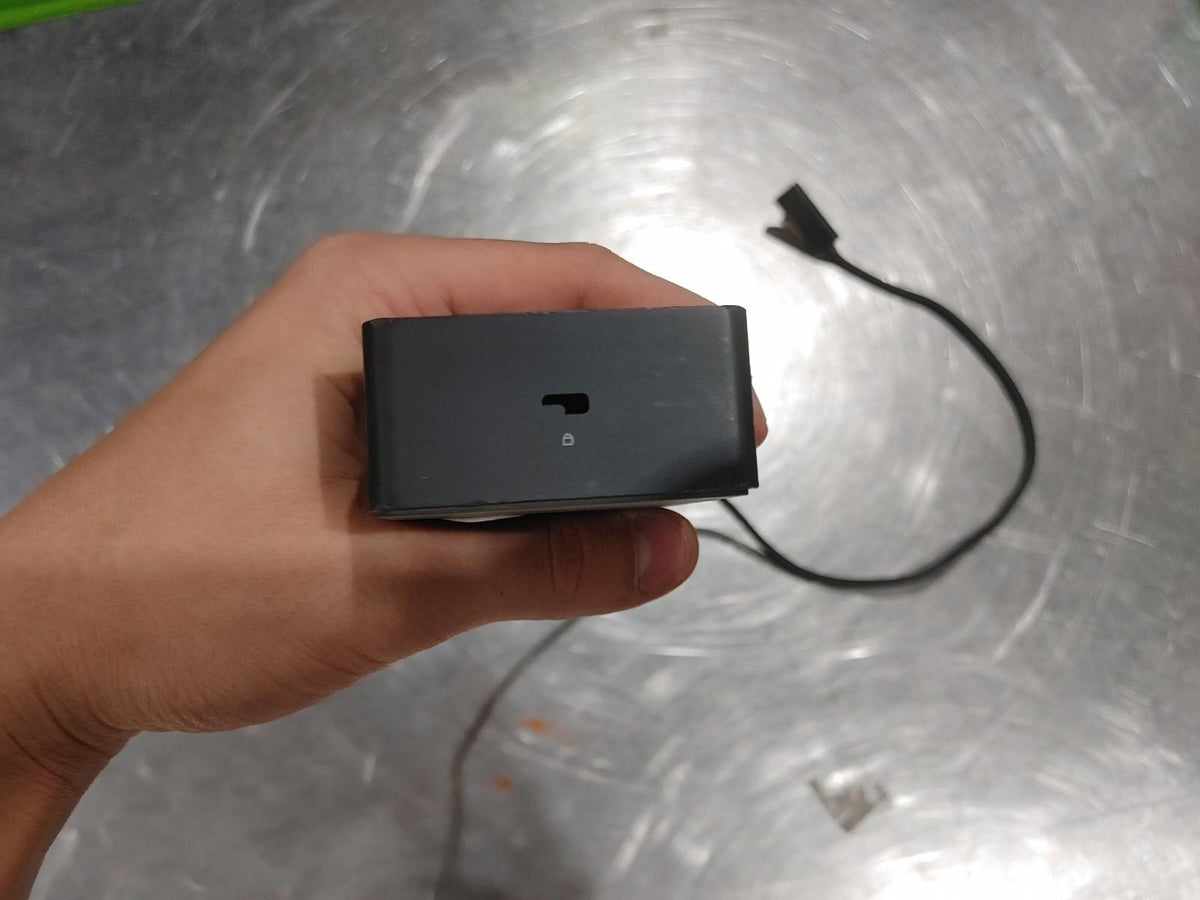 Bon état Microsoft Surface Dock noir Modèle 1661 Testé et fonctionnel Sans bloc d’alimentation