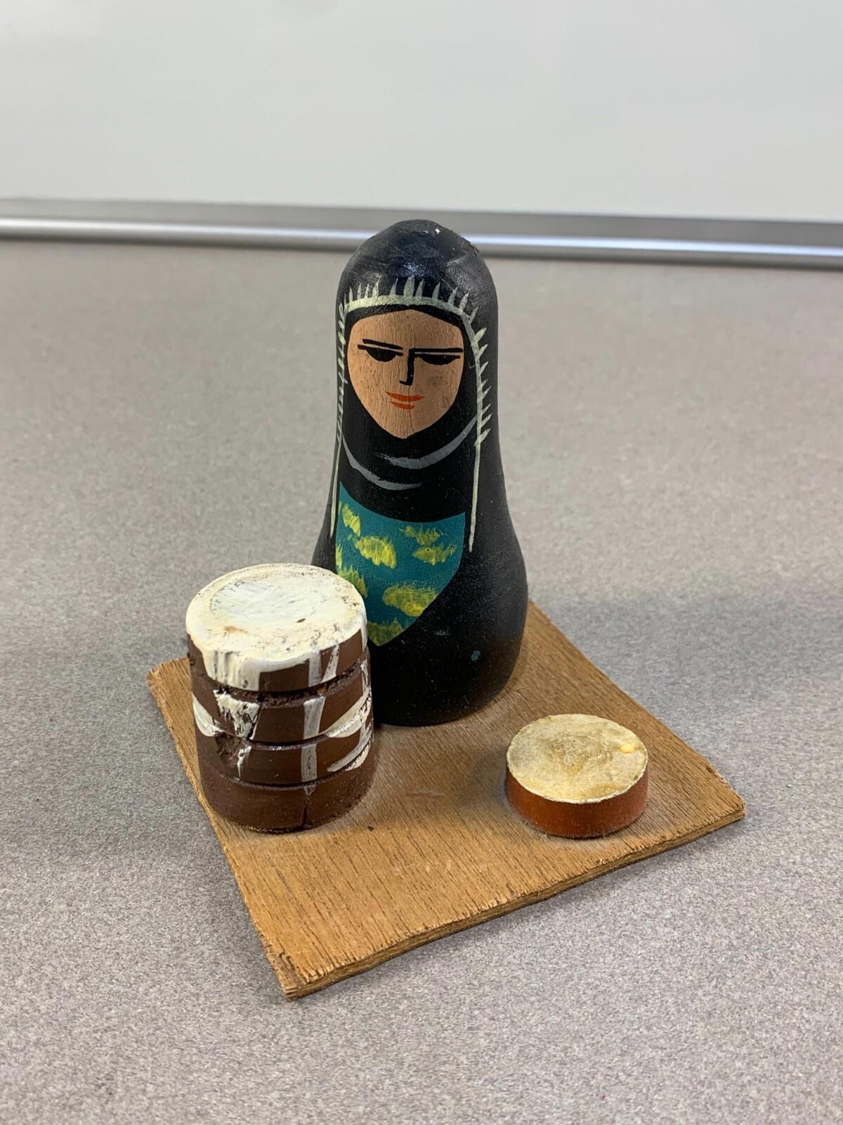 Figurine de marchande arabe en bois peinte à la main