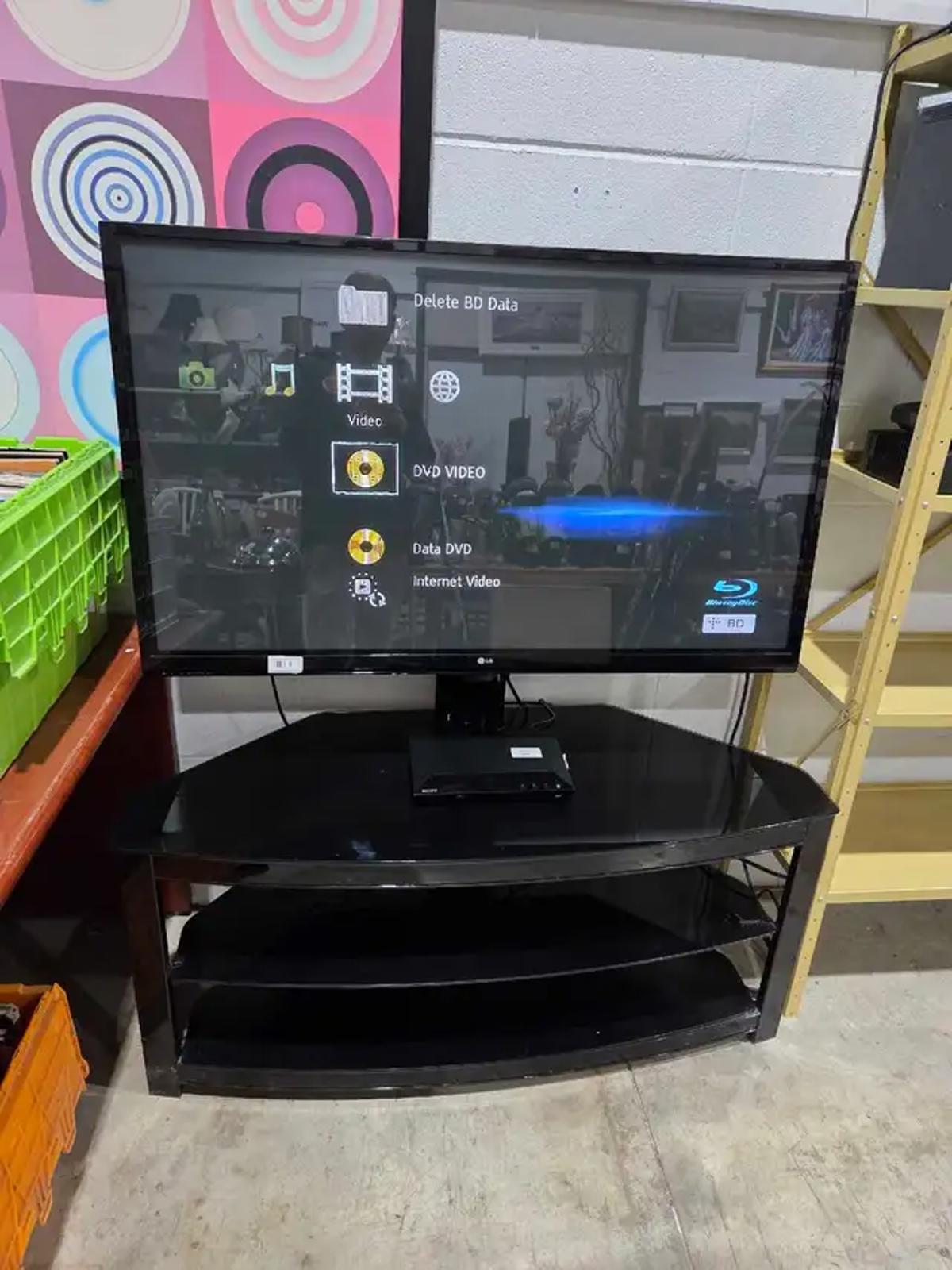 LG 50PA4500 50" HD TV with Glass Stand