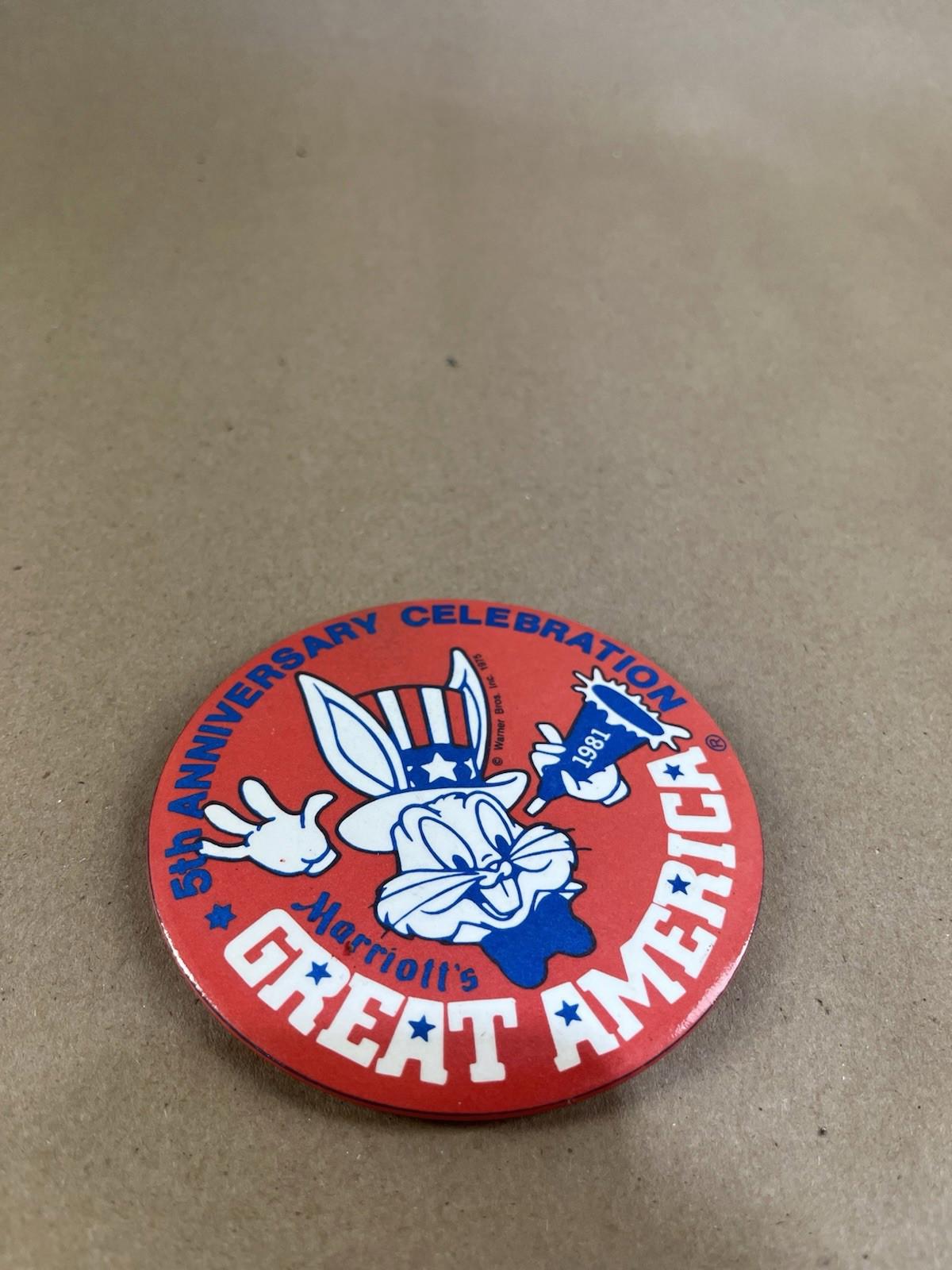 RARE VTG 1975 MARRIOTT'S GREAT AMERICA Bugs Bunny Pin Button 3" Warner Bros. Inc
