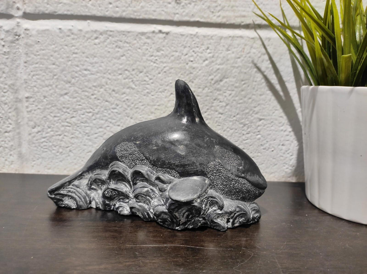 Figurine originale en stéatite d’une baleine tue-neige Wolf