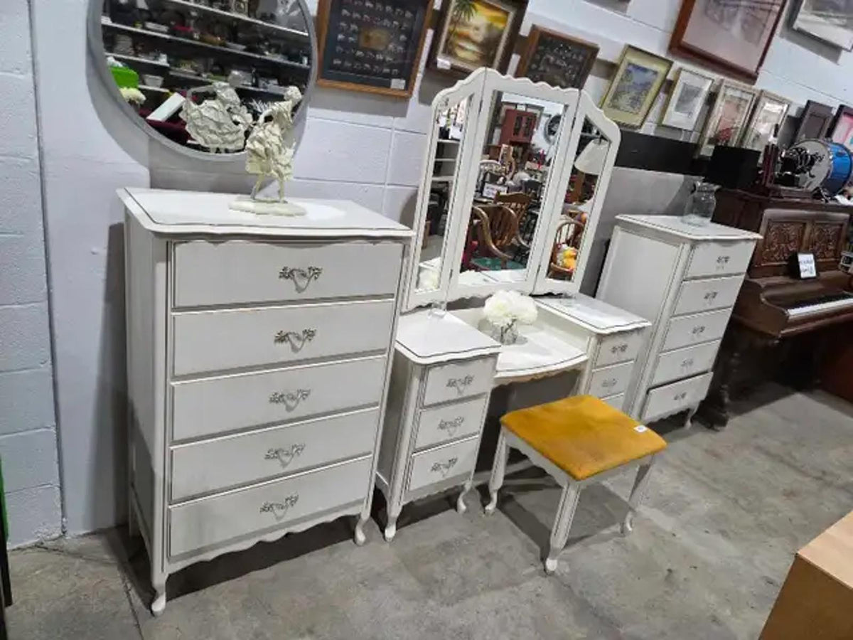 Beautiful White 4-Piece Bedroom Vanity Set