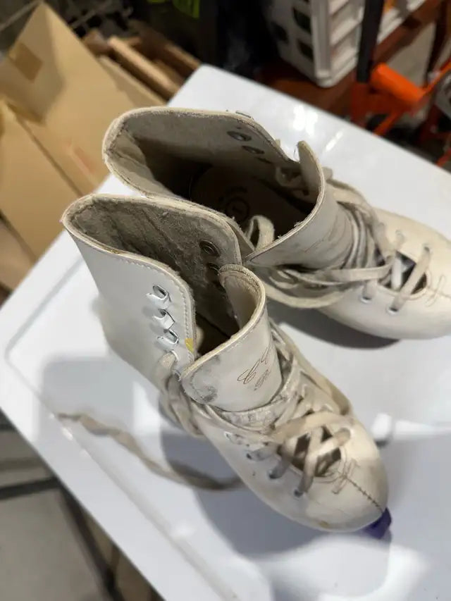 CCM Figure Skates (Size 1)